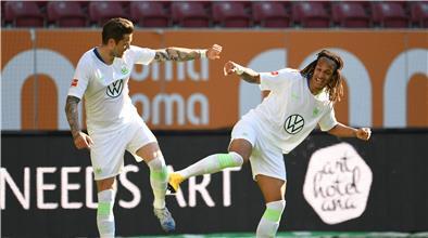 Haben die Abstandsregeln beim Torjubel eingehalten: Wolfsburgs Daniel Ginczek (l) feiert sein Tor zum 1:2 mit Wolfsburgs Kevin Mbabu.