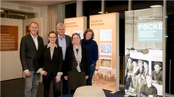 Haben die Ausstellung in Bremerhaven eröffnet (von links): Kulturdezernent Dr. Hauke Hilz, Dr. Anna Greve und Dr. Jan Werquet (beide Focke-Museum), Dr. Julia Kahleyß (Stadtarchiv) und Julia Steffen (VHS). Foto: Masorat