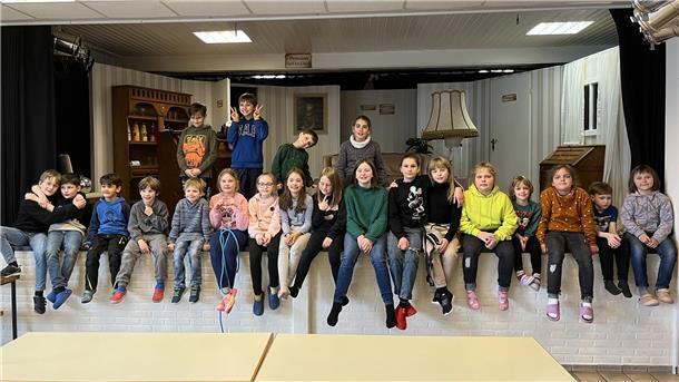 Haben die Bühne für sich entdeckt: Die Kinder des Theater-Projektes in Zeven.