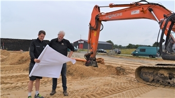 Haben einen Plan für die Zukunft: die Tischlermeister Dennis und Andreas Haack (rechts). Die Beerster bauen im „Gewerbegebiet West“.