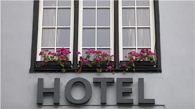 Haben Sie ein Hotel gebucht und kommen aus einer deutschen Region mit hohen Corona-Infektionszahlen? Dann könnte es mit dem Urlaub nun schwierig werden.