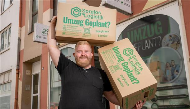 Mit 21 Jahren Unternehmer: Bremerhavener will über sich selbst bestimmen Mann mit zwei Umzugskartons.