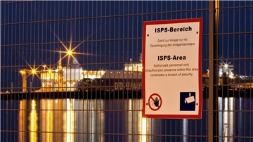 Häfen gelten als große Lichtemittoren. Sobald Leuchtmittel auf den Terminals nur noch bei Bedarf eingesetzt werden (NPorts hat sich bereits auf diesen Weg begeben) ist in Sachen „natürliche Nacht über dem Wattenmeer“ zumindest ein Anfang gemacht.