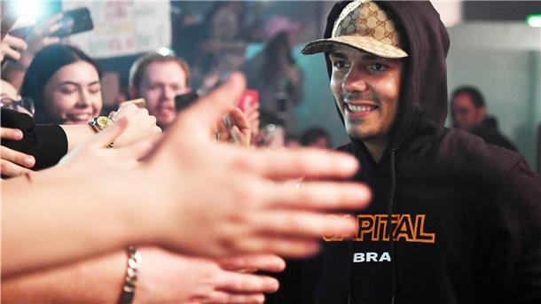 Hände von Fans strecken sich dem Rapper Capital Bra in der Maimarkthalle entgegen. Deutsch-Rap prägt den Sound dieser Zeit.