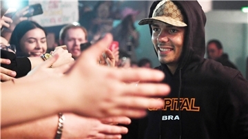 Hände von Fans strecken sich dem Rapper Capital Bra in der Maimarkthalle entgegen. Deutsch-Rap prägt den Sound dieser Zeit.