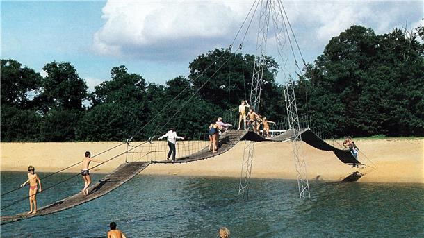 Hängebrücke im Serengeti-Park bei Hodenhagen im Jahr 1979.