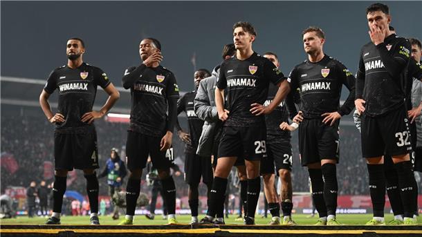Hängende Köpfe beim VfB: Der Bundesligist kassierte in Belgrad eine heftige Klatsche.