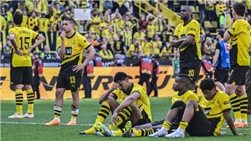 Hängende Köpfe, doch trotz der verpassten Meisterschaft wurde die Mannschaft von der Südtribüne gefeiert.