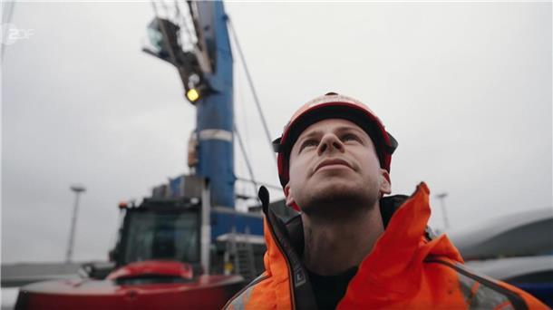 Wenn es an Mut fehlt, regiert am Ende die Wut Hafenarbeiter Dennis Kasten stand in der ZDF-Reportage stellvertretend für die Arbeit in den Häfen, erzählt am Beispiel des kleinen Stückgutbereichs in Bremen.