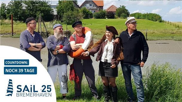 Riesenspagat und Riesenspaß auf schwimmender Kulturbühne am Alten Hafen Fünf Menschen auf einer Wiese