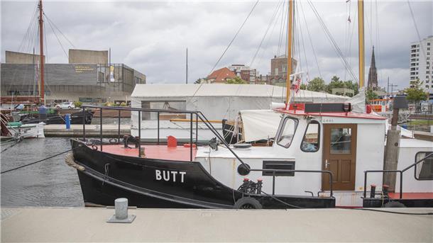 Ein Schiff im Neuen Hafen.