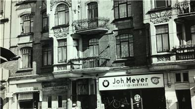 Alte Ansicht der Hafenstraße mit Werbeschild für Motorrad-Laden.