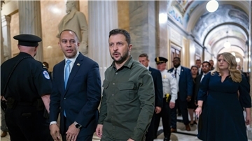 Hakeem Jeffries (2.v.l), Minderheitenführer des US-Repräsentantenhauses, begrüßt Wolodymyr Selenskyj im Kapitol.