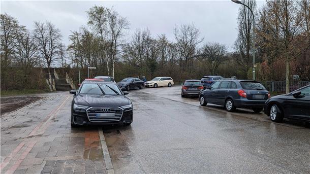 Halb auf dem Radweg parkte die Dienstlimousine.