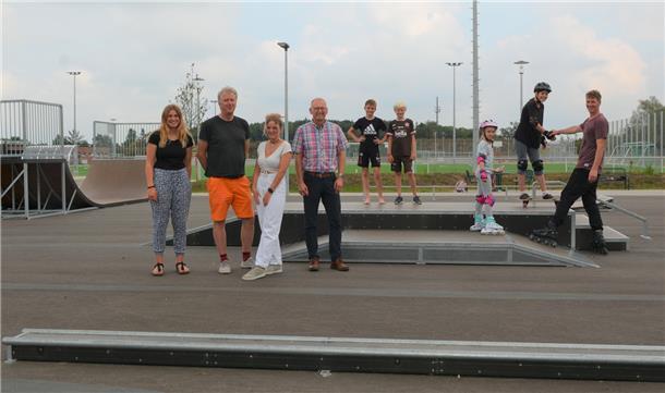 Eine Gruppe von Menschen auf einer Skateanlage.