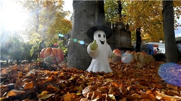 Bilder des Tages Halloween-Atmosphäre in München: Bavaria Filmstadt verwandelt sich zur Spooky Tour