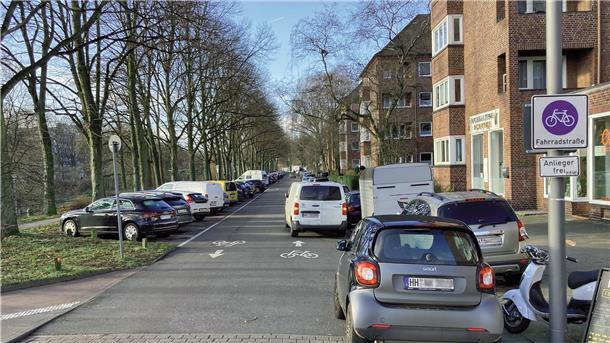 Hamburg hat bereits mehrere Fahrradstraßen. Autos dürfen fahren, der Radverkehr hat aber Vorrang.