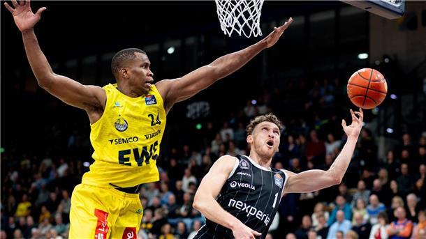 Hamburgs Brae Ivey (r.) im Duell gegen Oldenburgs Mouhamed Barro.