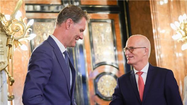 Hamburgs Bürgermeister Peter Tschentscher (SPD, r) und Soren Toft, CEO der MSC Mediterreanean Shipping Company, arbeiten künftig enger zusammen.