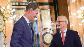 Hamburgs Bürgermeister Peter Tschentscher (SPD, r) und Soren Toft, CEO der MSC Mediterreanean Shipping Company, arbeiten künftig enger zusammen.