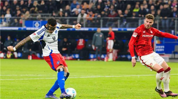 Selke trifft doppelt: HSV besiegt Kaiserslautern mit 3:0 Hamburgs Davie Selke trifft gegen Kaiserslautern doppelt.