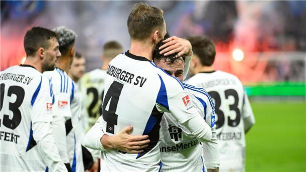 Hamburgs Sebastian Schonlau nimmt Marco Richter nach dessen Treffer zum 1:0 in den Arm.