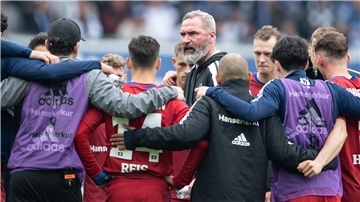 Hamburgs wütender Trainer Tim Walter spricht nach dem Spiel zu seiner Mannschaft. 