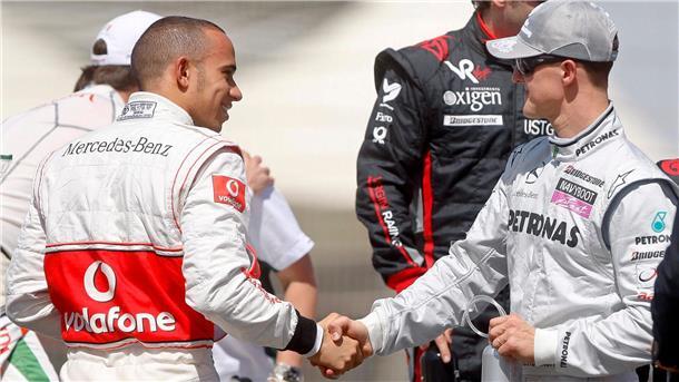 Hamilton (l) geht Schumachers Weg.