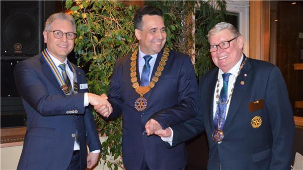 Hand in Hand für mehr Menschlichkeit: Der Präsident des RC Bad Bederkesa Timo Corleis (von links), Distrikt Governor Vitaly Lesko und Distrikt Governor Hans-Günther Gellersen.