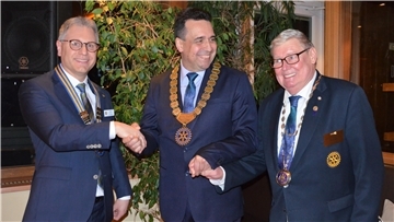 Hand in Hand für mehr Menschlichkeit: Der Präsident des RC Bad Bederkesa Timo Corleis (von links), Distrikt Governor Vitaly Lesko und Distrikt Governor Hans-Günther Gellersen.