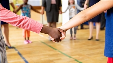Hand in Hand? Nein. Noch legt jede Gemeinde im Kreis Cuxhaven ihr eigenes Fördermodell auf, um Erzieherinnen anzulocken.