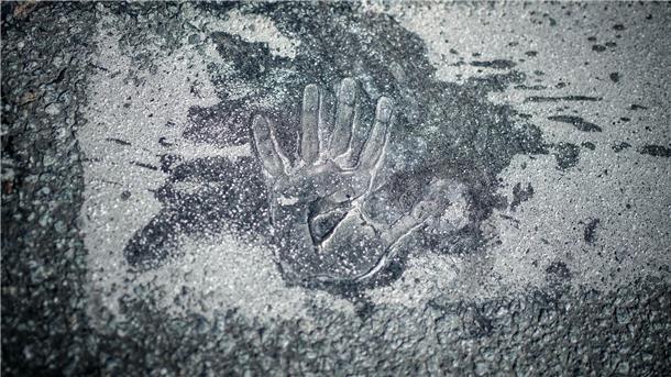 Handabdruck eines Aktivisten der Klimagruppe Letzte Generation auf der Straße am Großen Stern in Berlin.
