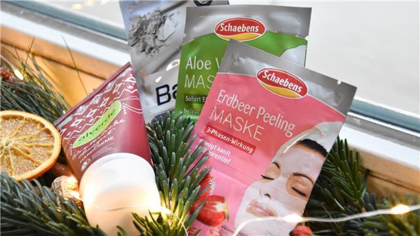 Handcreme, eine Pflegekur und Gesichtsmasken bilden gemeinsam ein Wohlfühlpaket für die durch Winterkälte geplagte Haut.