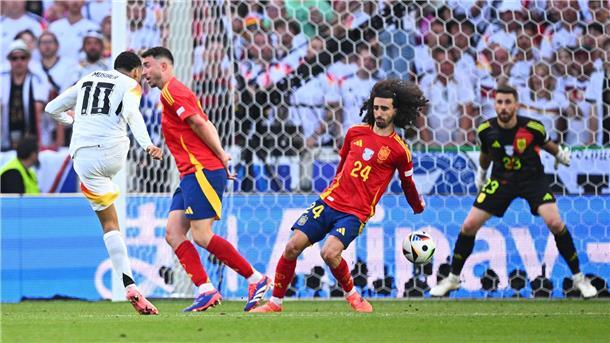 Hand oder nicht? Cucurella nimmt’s mit Humor Handelfmeter oder nicht? Marc Cucurella überlässt die Antwort lieber dem Schiedsrichtergespann.