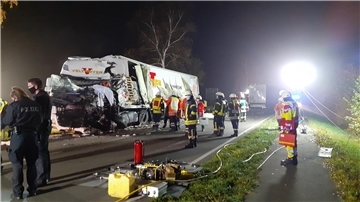 HANDOUT - Nach einem Unfall stehen am Dienstagabend auf der Bundesstraße B6 Polizisten und Feuerwehrleute an einem schwer beschädigten Laster. Bei der Kollision von zwei Lkw wurde einer der Fahrer getötet. Der andere Lkw-Fahrer wurde lebensgefährlich verletzt. (Zu dpa "Lkw kracht in Gegenverkehr - Fahrer von anderem Laster tot") +++ dpa-Bildfunk +++