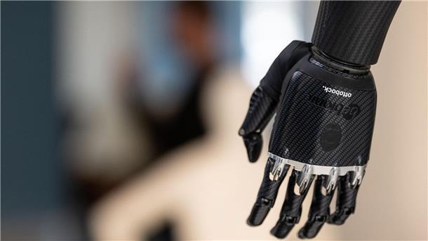 Ottobock geht an die Börse - Preisspanne bekanntgegeben Handprothese im Showroom von Ottobock in Duderstadt. Der Orthopädietechnikhersteller geht an die Börse.