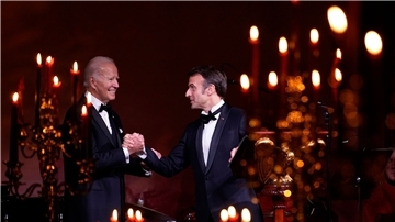 Handschlag beim Staatsbankett: US-Präsident Joe Biden (l) und sein französischer Kollege Emmanuel Macron.
