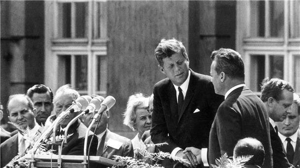 60 Jahre nach Kennedy-Attentat: Biden würdigt Ex-Präsidenten Handschlag in Berlin: US-Präsident John F. Kennedy (M) und der Regierende Bürgermeister von Berlin, Willy Brandt (r), vor dem Schöneberger Rathaus am 26. Juni 1963. Dort sprach Kennedy den legendären Satz „Ich bin ein Berliner“.