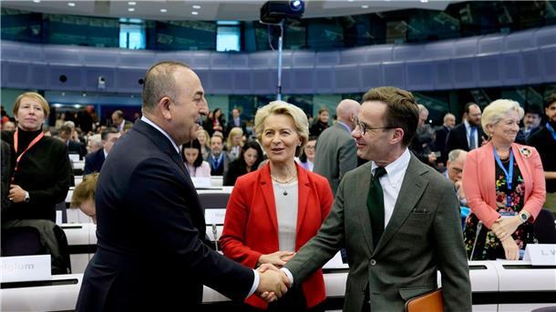Geberkonferenz: Sieben Milliarden Euro für Türkei und Syrien Handschlag in Brüssel: der türkiche Außenminister Mevlut Cavusoglu (l) und Schwedens Ministerpräsident Ulf Kristersson. In der Mitte: EU-Kommissionspräsidentin Ursula von der Leyen.