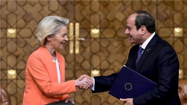 Handschlag in Kairo: EU-Kommissionspräsidentin Ursula von der Leyen und der ägyptische Präsident Abdel Fattah al-Sisi besiegeln eine neue „umfassende und strategische Partnerschaft“.