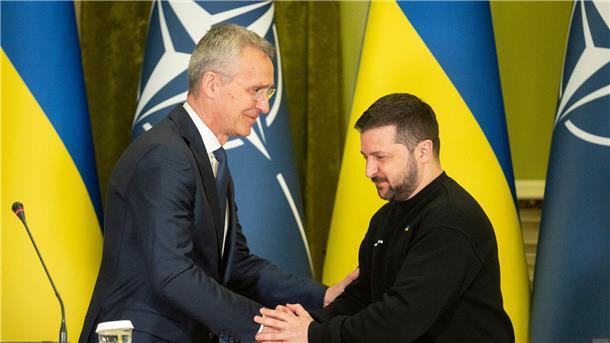 Handschlag in Kiew: Nato-Generalsekretär Jens Stoltenberg (l) und der ukrainische Präsident Wolodymyr Selenskyj.