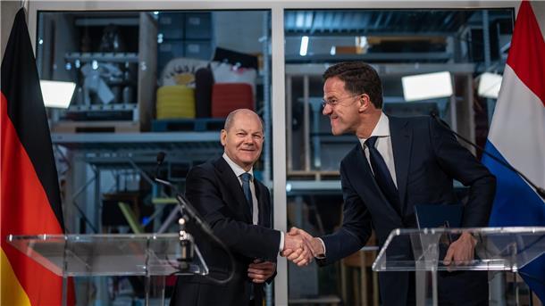 Handschlag in Rotterdam: Bundeskanzler Olaf Scholz und der niederländische Ministerpräsident Mark Rutte bei einer Pressekonferenz im Rahmen der deutsch-niederländischen Regierungskonsultationen.