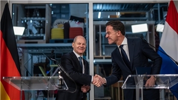Handschlag in Rotterdam: Bundeskanzler Olaf Scholz und der niederländische Ministerpräsident Mark Rutte bei einer Pressekonferenz im Rahmen der deutsch-niederländischen Regierungskonsultationen.