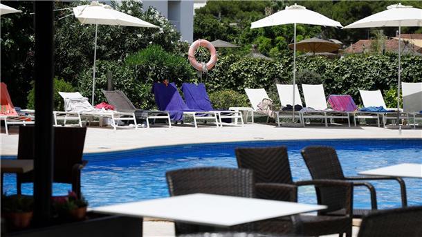 Gerichtsurteil zu reservierte Liegen am Urlaubspool Handtücher liegen auf Sonnenliegen an einem Pool auf Mallorca. (Symbolbild)