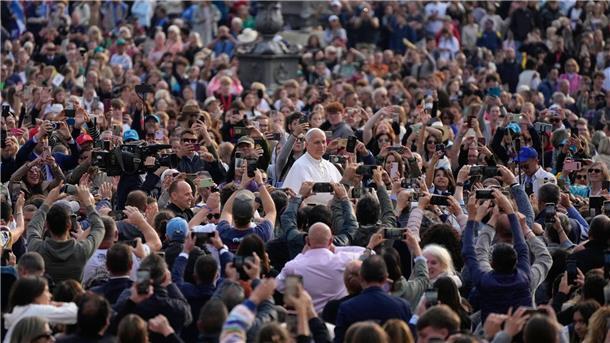 Bilder des Tages Handymeer für den Papst: Leo XIV. auf dem Petersplatz empfangen