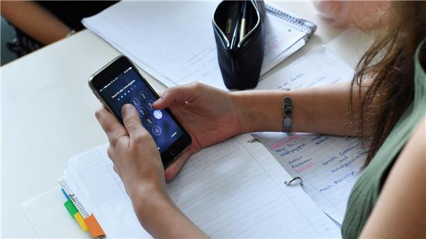 Ja und nein zum Handy Handys im Unterricht? Darüber wird immer wieder gesprochen.