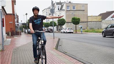 Handzeichen: Redakteur Nikola Mihajlov demonstriert, wie man als Radfahrer den geplanten Richtungswechsel für andere gut erkennbar anzeigt.