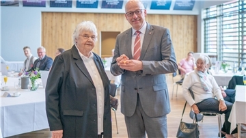Hanna Peters freut sich über das Bundesverdienstkreuz, das Stadtverordnetenvorsteher Torsten von Haaren überreicht.