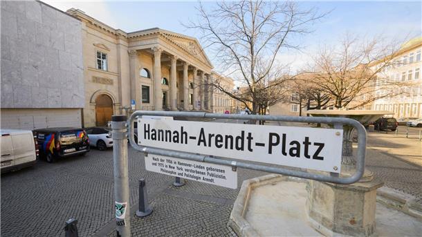 Straßen machen Frauen bekannter Hannah Arendt war eine sehr kluge Frau, die viele Bücher geschrieben hat.