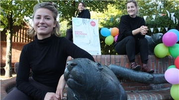 Hannah Bickhoff (von links), Nele Dehnenkamp und Irene Baumann erinnern mit einem dokumentarischen Hörspiel an die Rechtsradikalen vom Biberbrunnen in Beverstedt.
